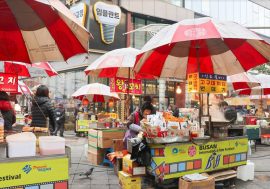 【韓國景點】釜山美食聖地BIFF廣場 香甜元祖黑糖餅溫暖你的胃！