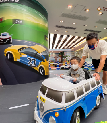 【室內遊樂場】 Kids Kids Car登陸荃新天地｜室內賽車場＋小小樂園區：充氣彈床、幸福小火車、超市和廚房