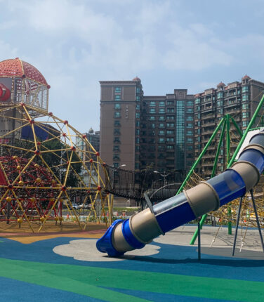 【台灣景點】大人購物、小孩玩耍！桃園台茂公園兒童遊戲場5500坪遊樂場，往3層樓高塔佔領